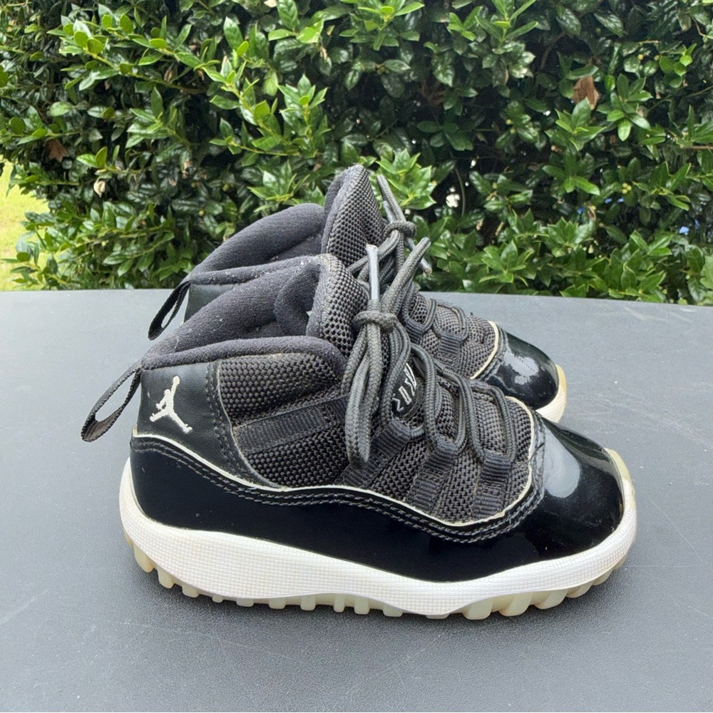 Jordan Retro 11 Black/White Size 7C
